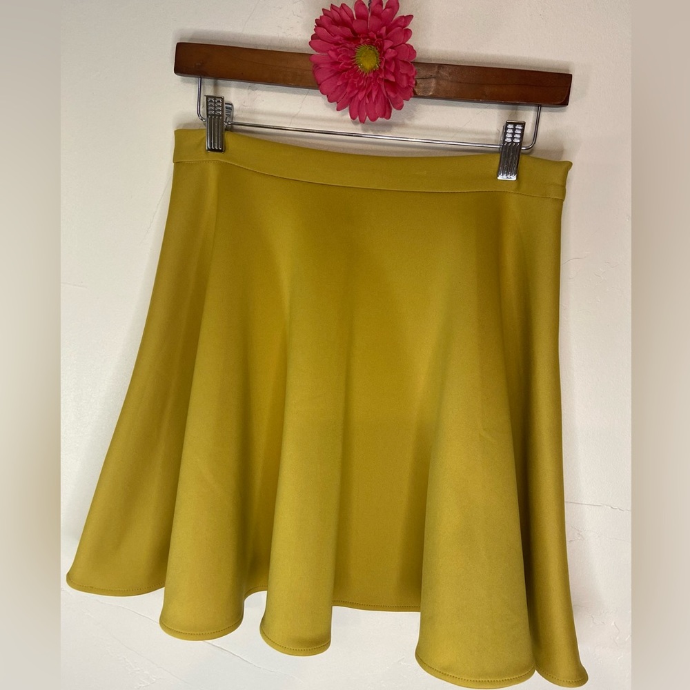 Bar lll~Fun Flaring Polyester/Spandex Skirt~Back Zipper~Waistband~Size M